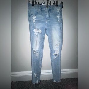 Light Wash ripped American Eagle Jeans/Jeggings
